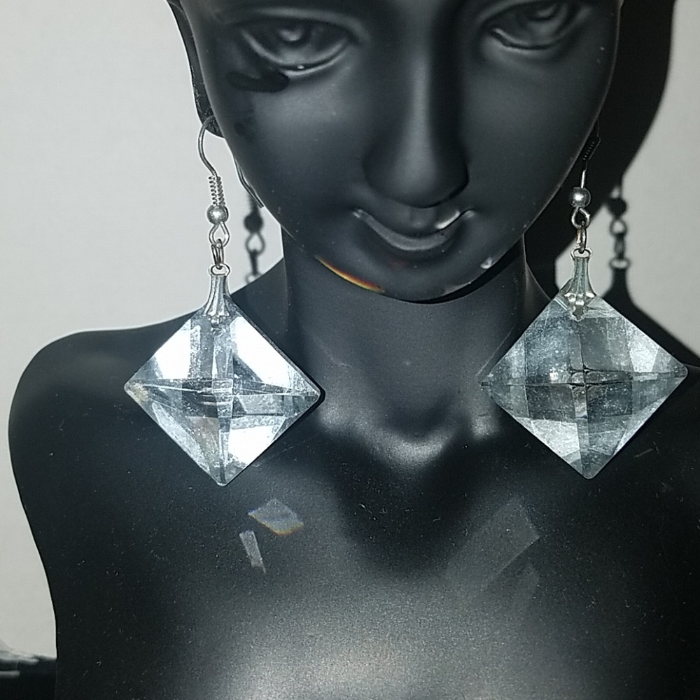 🌺2/$5 Clear diamond shaped earrings